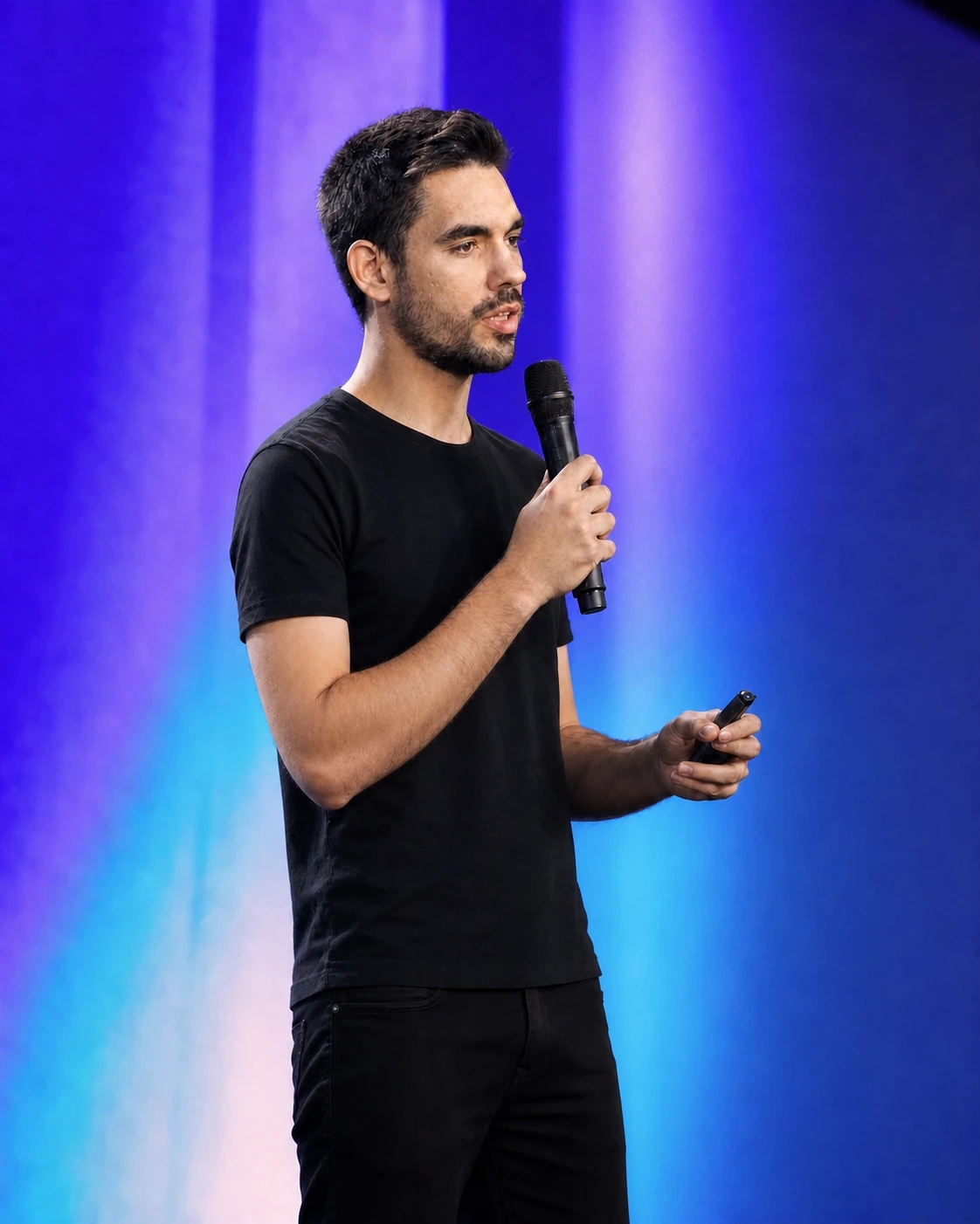 Caio Mioto apresentando uma aula sobre inteligência artificial